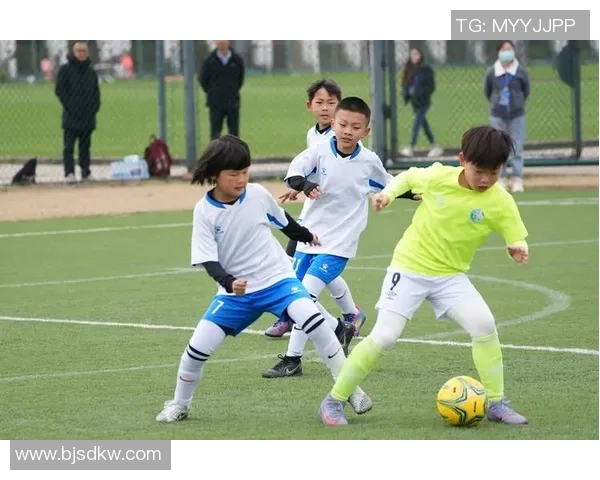 小孩遇见足球球星的激动瞬间：偶像见面会带来的快乐与惊喜